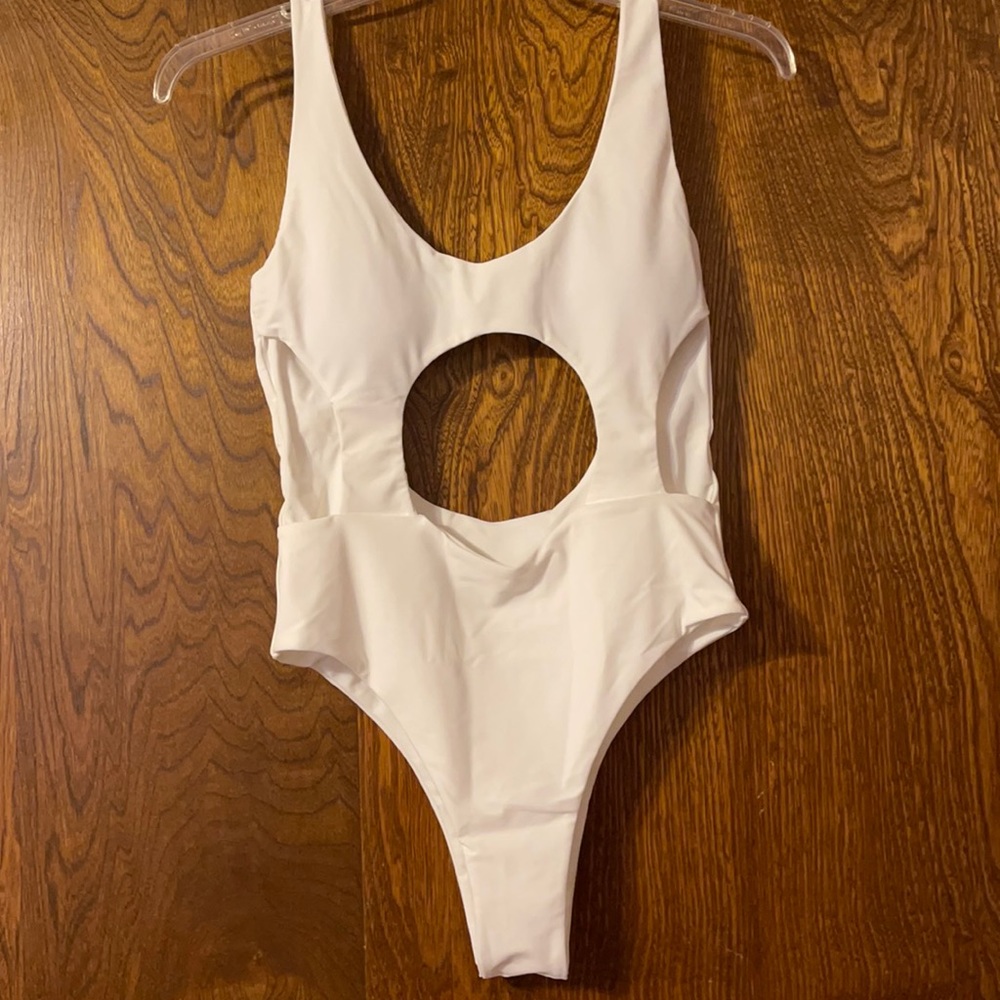 🔥CLEARANCE 🔥Women’s white one piece suit size small